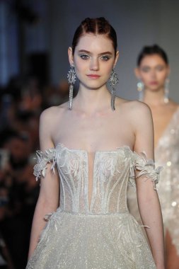 New York, Ny - Nisan 13: Modelleri yürüyüş pist final 13 Nisan 2018 Berta gelin bahar 2019 moda gösteri New York City için. 