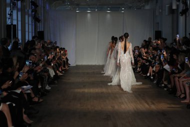 New York, Ny - Nisan 13: Modelleri yürüyüş pist final 13 Nisan 2018 Berta gelin bahar 2019 moda gösteri New York City için. 