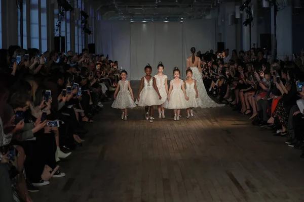 Nueva York Abril Modelos Niños Caminan Por Pasarela Para Desfile —  Fotos de Stock