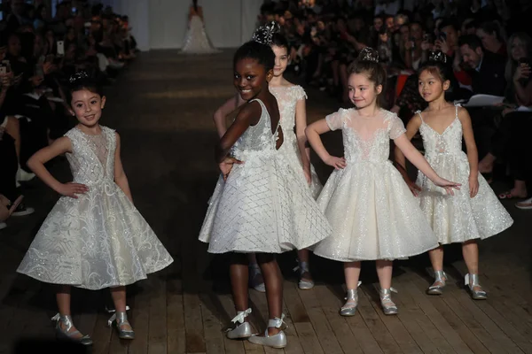New York April Kid Models Walk Runway Berta Bridal Spring — Stock Photo, Image