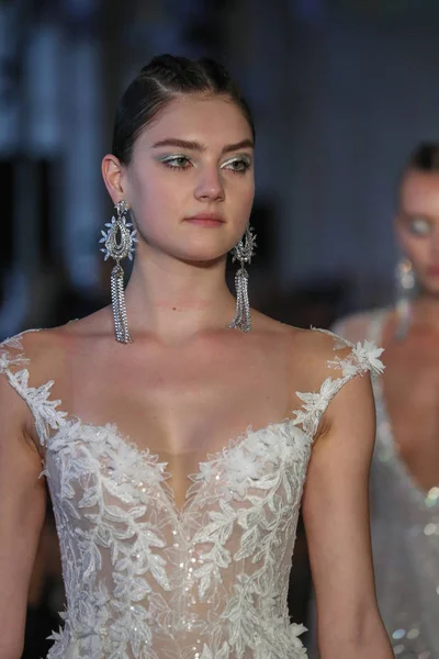 New York, Ny - Nisan 13: Modelleri yürüyüş pist final 13 Nisan 2018 Berta gelin bahar 2019 moda gösteri New York City için. 