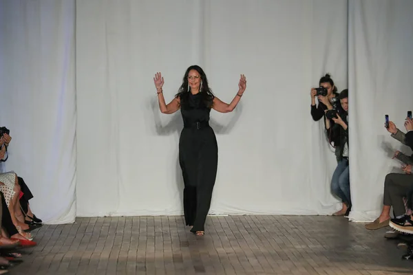 Nova Iorque Abril Designer Berta Balilti Cumprimenta Público Após Desfile — Fotografia de Stock