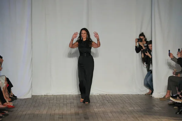 ニューヨーク デザイナー ベルタ Balilti 2018 日にニューヨーク市でのベルタ ブライダル春 2019年ファッション ショーの後 観客に挨拶 — ストック写真