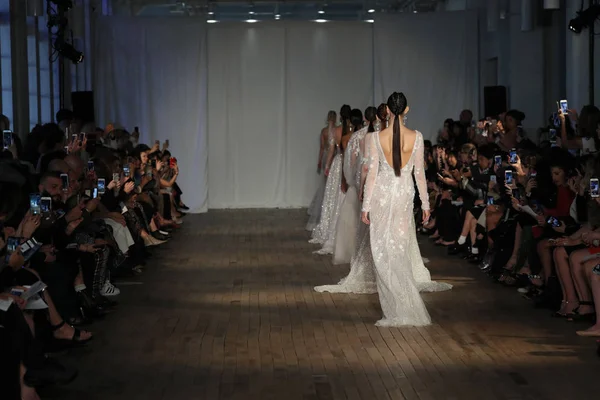 New York Dubna Modely Chůze Finále Dráhy Pro Berta Svatební — Stock fotografie