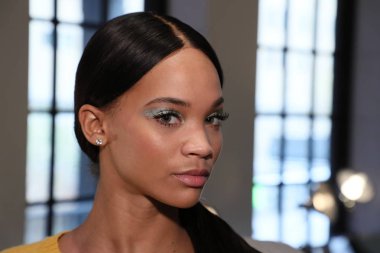 New York, Ny - Nisan 13: bir model 13 Nisan 2018 Berta gelin bahar 2019 moda gösteri New York'ta önce sahne arkasında poz. 