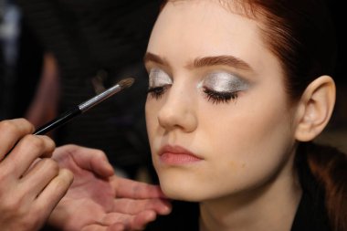 New York, Ny - Nisan 13: bir model New York şehrinde 13 Nisan 2018 Berta gelin bahar 2019 moda şovda önce sahne arkasında hazırlanıyor. 