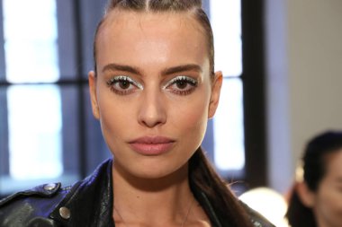 New York, Ny - Nisan 13: bir model 13 Nisan 2018 Berta gelin bahar 2019 moda gösteri New York'ta önce sahne arkasında poz. 