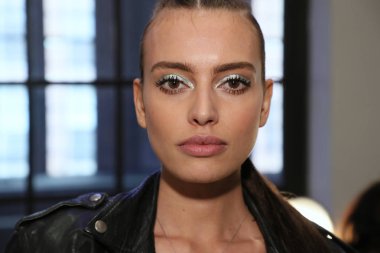 New York, Ny - Nisan 13: bir model 13 Nisan 2018 Berta gelin bahar 2019 moda gösteri New York'ta önce sahne arkasında poz. 