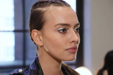 New York, Ny - Nisan 13: bir model 13 Nisan 2018 Berta gelin bahar 2019 moda gösteri New York'ta önce sahne arkasında poz. 