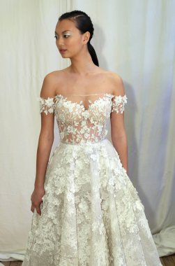 New York, Ny - Nisan 13: bir model 13 Nisan 2018 Berta gelin bahar 2019 moda gösteri New York'ta önce sahne arkasında poz. 