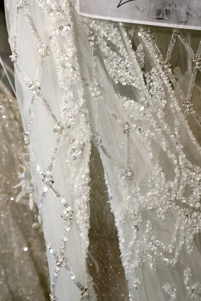 纽约州 4月13日 在纽约贝塔婚礼春季2019时装秀之前 新娘礼服在后台被看到 — 图库照片