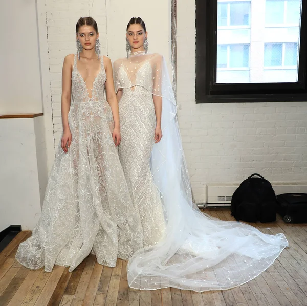 Nueva York Abril Modelos Posando Entre Bastidores Ante Berta Bridal —  Fotos de Stock