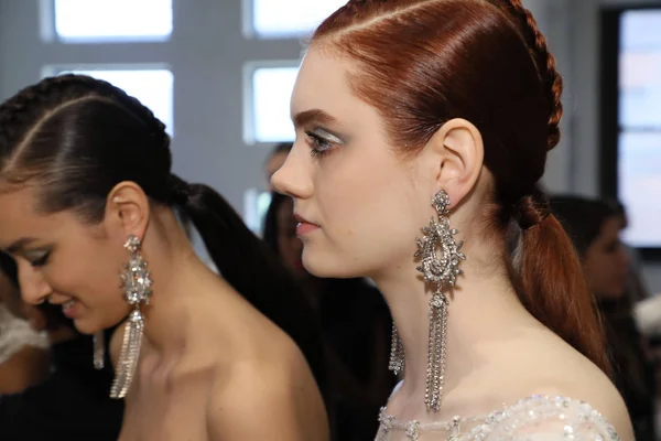 New York April Model Posing Backstage Berta Bridal Spring 2019 — Stock Photo, Image