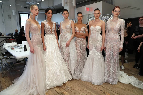 New York April Modeller Poserar Backstage Innan Berta Bridal Våren — Stockfoto