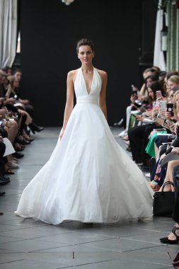 New York, Ny - Nisan 13: Amsale haraç bahar 2019 pist pist göstermek Gramercy Park Hotel adlı 13 Nisan 2018 New York'ta bir model yürür..