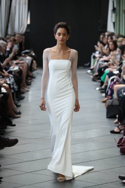 New York, Ny - Nisan 13: Amsale haraç bahar 2019 pist pist göstermek Gramercy Park Hotel adlı 13 Nisan 2018 New York'ta bir model yürür..