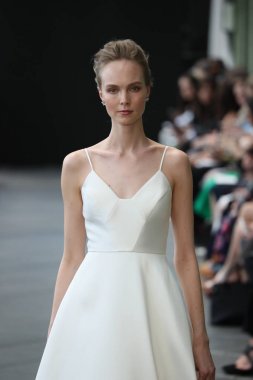 New York, Ny - Nisan 13: Amsale haraç bahar 2019 pist pist göstermek Gramercy Park Hotel adlı 13 Nisan 2018 New York'ta bir model yürür..