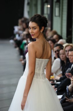 New York, Ny - Nisan 13: Amsale haraç bahar 2019 pist pist göstermek Gramercy Park Hotel adlı 13 Nisan 2018 New York'ta bir model yürür..