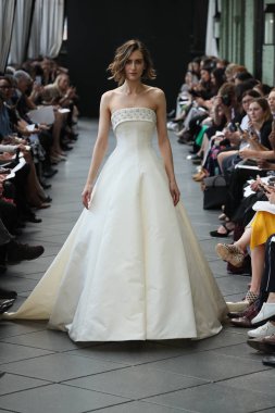 New York, Ny - Nisan 13: Amsale haraç bahar 2019 pist pist göstermek Gramercy Park Hotel adlı 13 Nisan 2018 New York'ta bir model yürür..