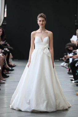 New York, Ny - Nisan 13: Amsale haraç bahar 2019 pist pist göstermek Gramercy Park Hotel adlı 13 Nisan 2018 New York'ta bir model yürür..