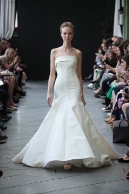 New York, Ny - Nisan 13: Amsale haraç bahar 2019 pist pist göstermek Gramercy Park Hotel adlı 13 Nisan 2018 New York'ta bir model yürür..