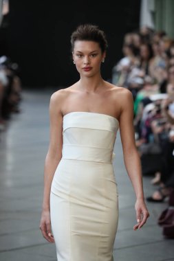 New York, Ny - Nisan 13: Amsale haraç bahar 2019 pist pist göstermek Gramercy Park Hotel adlı 13 Nisan 2018 New York'ta bir model yürür..