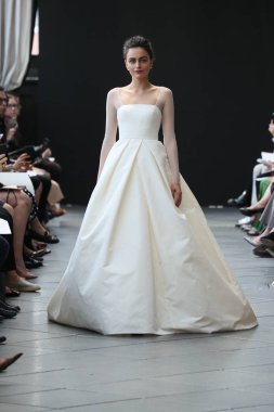 New York, Ny - Nisan 13: Amsale haraç bahar 2019 pist pist göstermek Gramercy Park Hotel adlı 13 Nisan 2018 New York'ta bir model yürür..