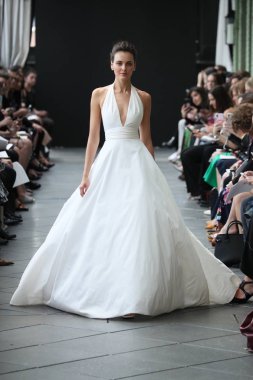 New York, Ny - Nisan 13: Amsale haraç bahar 2019 pist pist göstermek Gramercy Park Hotel adlı 13 Nisan 2018 New York'ta bir model yürür..