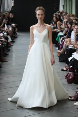 New York, Ny - Nisan 13: Amsale haraç bahar 2019 pist pist göstermek Gramercy Park Hotel adlı 13 Nisan 2018 New York'ta bir model yürür..