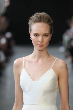 New York, Ny - Nisan 13: Amsale haraç bahar 2019 pist pist göstermek Gramercy Park Hotel adlı 13 Nisan 2018 New York'ta bir model yürür..