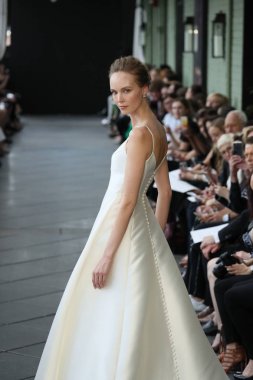 New York, Ny - Nisan 13: Amsale haraç bahar 2019 pist pist göstermek Gramercy Park Hotel adlı 13 Nisan 2018 New York'ta bir model yürür..