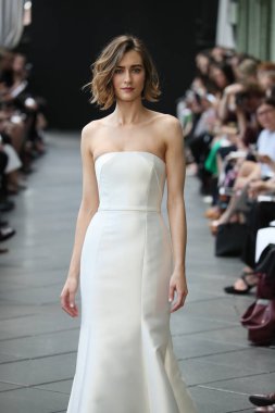 New York, Ny - Nisan 13: Amsale haraç bahar 2019 pist pist göstermek Gramercy Park Hotel adlı 13 Nisan 2018 New York'ta bir model yürür..