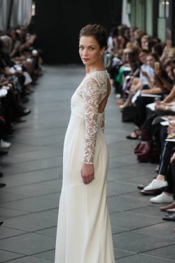 New York, Ny - Nisan 13: Amsale haraç bahar 2019 pist pist göstermek Gramercy Park Hotel adlı 13 Nisan 2018 New York'ta bir model yürür..