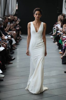 New York, Ny - Nisan 13: Amsale haraç bahar 2019 pist pist göstermek Gramercy Park Hotel adlı 13 Nisan 2018 New York'ta bir model yürür..