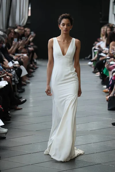 New York, Ny - Nisan 13: Amsale haraç bahar 2019 pist pist göstermek Gramercy Park Hotel adlı 13 Nisan 2018 New York'ta bir model yürür..