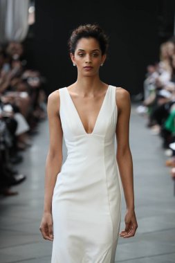 New York, Ny - Nisan 13: Amsale haraç bahar 2019 pist pist göstermek Gramercy Park Hotel adlı 13 Nisan 2018 New York'ta bir model yürür..