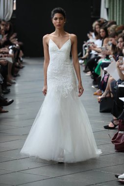 New York, Ny - Nisan 13: Amsale haraç bahar 2019 pist pist göstermek Gramercy Park Hotel adlı 13 Nisan 2018 New York'ta bir model yürür..