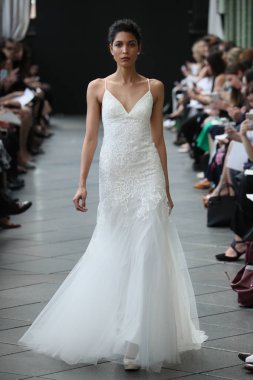 New York, Ny - Nisan 13: Amsale haraç bahar 2019 pist pist göstermek Gramercy Park Hotel adlı 13 Nisan 2018 New York'ta bir model yürür..