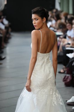 New York, Ny - Nisan 13: Amsale haraç bahar 2019 pist pist göstermek Gramercy Park Hotel adlı 13 Nisan 2018 New York'ta bir model yürür..