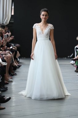 New York, Ny - Nisan 13: Amsale haraç bahar 2019 pist pist göstermek Gramercy Park Hotel adlı 13 Nisan 2018 New York'ta bir model yürür..