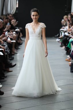 New York, Ny - Nisan 13: Amsale haraç bahar 2019 pist pist göstermek Gramercy Park Hotel adlı 13 Nisan 2018 New York'ta bir model yürür..