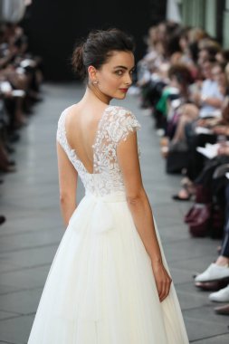 New York, Ny - Nisan 13: Amsale haraç bahar 2019 pist pist göstermek Gramercy Park Hotel adlı 13 Nisan 2018 New York'ta bir model yürür..