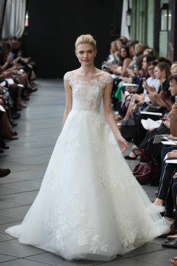 New York, Ny - Nisan 13: Amsale haraç bahar 2019 pist pist göstermek Gramercy Park Hotel adlı 13 Nisan 2018 New York'ta bir model yürür..