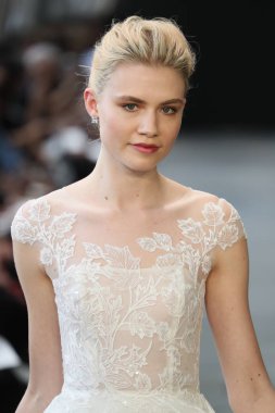 New York, Ny - Nisan 13: Amsale haraç bahar 2019 pist pist göstermek Gramercy Park Hotel adlı 13 Nisan 2018 New York'ta bir model yürür..