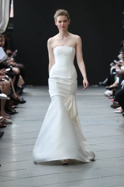 New York, Ny - Nisan 13: Amsale haraç bahar 2019 pist pist göstermek Gramercy Park Hotel adlı 13 Nisan 2018 New York'ta bir model yürür..