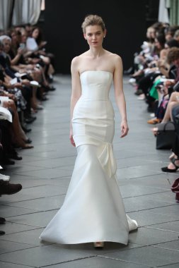 New York, Ny - Nisan 13: Amsale haraç bahar 2019 pist pist göstermek Gramercy Park Hotel adlı 13 Nisan 2018 New York'ta bir model yürür..