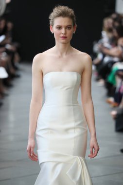 New York, Ny - Nisan 13: Amsale haraç bahar 2019 pist pist göstermek Gramercy Park Hotel adlı 13 Nisan 2018 New York'ta bir model yürür..