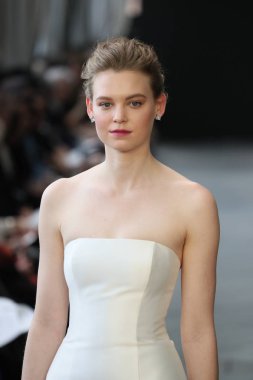 New York, Ny - Nisan 13: Amsale haraç bahar 2019 pist pist göstermek Gramercy Park Hotel adlı 13 Nisan 2018 New York'ta bir model yürür..