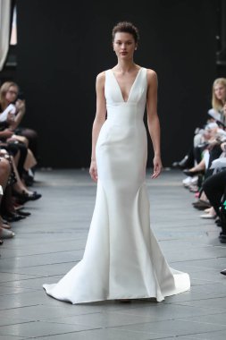 New York, Ny - Nisan 13: Amsale haraç bahar 2019 pist pist göstermek Gramercy Park Hotel adlı 13 Nisan 2018 New York'ta bir model yürür..