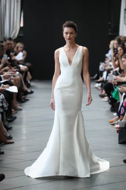 New York, Ny - Nisan 13: Amsale haraç bahar 2019 pist pist göstermek Gramercy Park Hotel adlı 13 Nisan 2018 New York'ta bir model yürür..